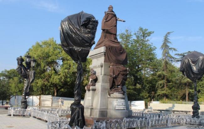 В оккупированном Симферополе появилась Екатерина II