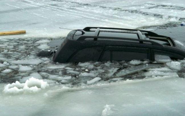 В Киеве Lexus неудачно попытался "переехать" Днепр