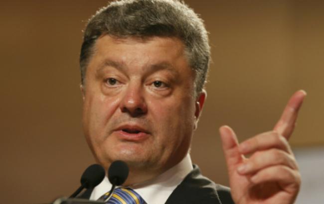 Порошенко пообещал выделить допресурсы для возвращения курса к 20-22 грн/долл