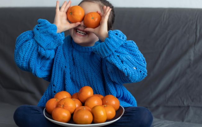 Когда ребенку можно впервые давать мандарины и в каком виде: важно объяснение