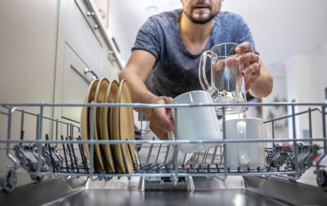 Эксперты рассказали, что нельзя мыть в посудомоечной машине: эту ошибку делают все