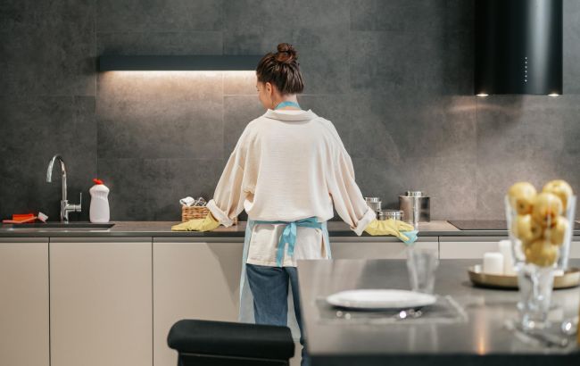 Без жиру та запаху: як легко почистити витяжку на кухні
