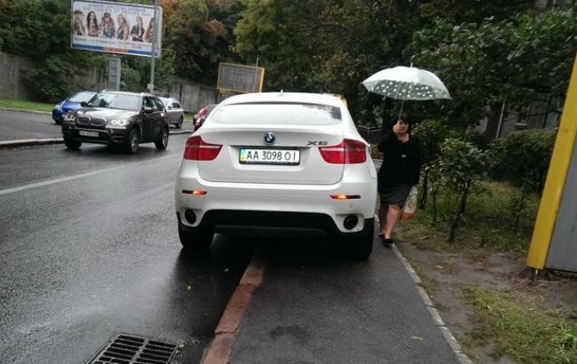 У Києві пішохід помстився "герою паркування"