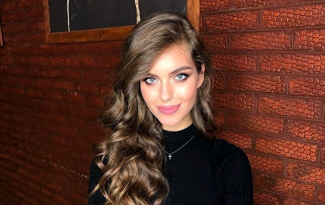 Праздник приближается: жена Комарова очаровала милым студенческим образом