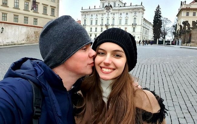 Піднебесна парочка: Дмитро Комаров з молодою дружиною підкорили рідкісним спільним виходом