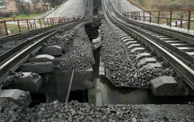 Підірваний у Маріуполі ж/д міст планують відновити за два тижні, - мер