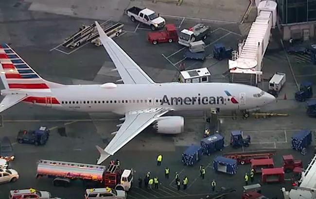 В аэропорту Нью-Йорка автоцистерна врезалась в самолет c пассажирами