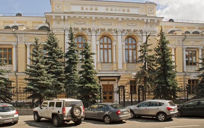 Банк России повысил официальный курс евро на 3 руб