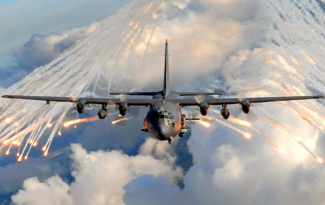 Військовий літак США загорівся в Іраку після посадки