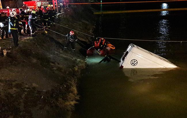 В Румынии микроавтобус упал в реку, 9 человек погибли