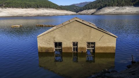 30 лет спустя: в Испании после засухи из воды показалась деревня-призрак