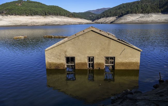 30 років по тому: в Іспанії через посуху з-під води з'явилося затоплене село-привид