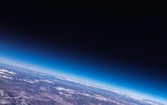 Горизонтальні дощі і відсутність ураганів. Що було б, якби Земля була пласкою