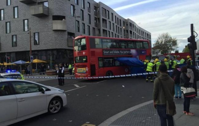В Лондоне сто человек подняли двухэтажный автобус, чтобы спасти мотоциклиста