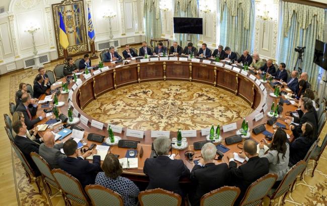 Действия РФ в Крыму требуют адекватной реакции и усиления санкций ЕС, - Порошенко