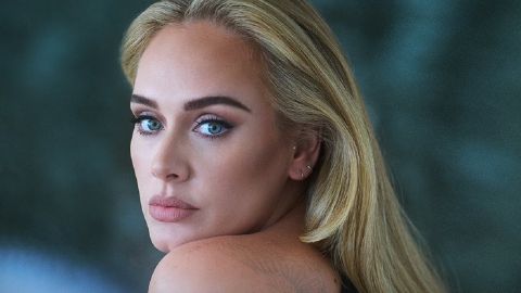 Срочно повторить: Адель показала, как носить самую модную вещь сезона