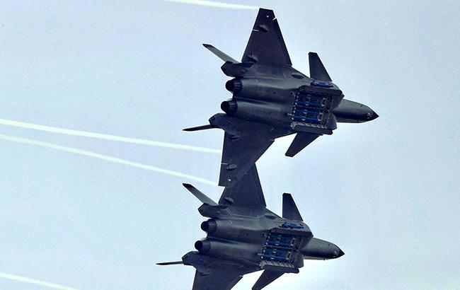 Китайские истребители пытались перехватить канадские военные самолеты