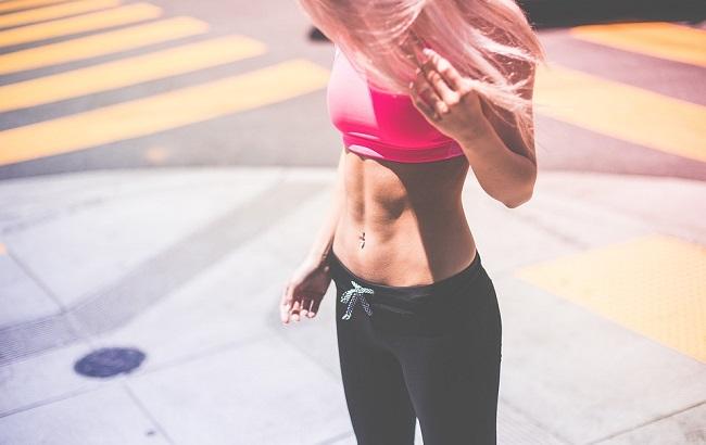 Анита Луценко показала эффективные упражнения для красивых рук и стройной талии (видео)