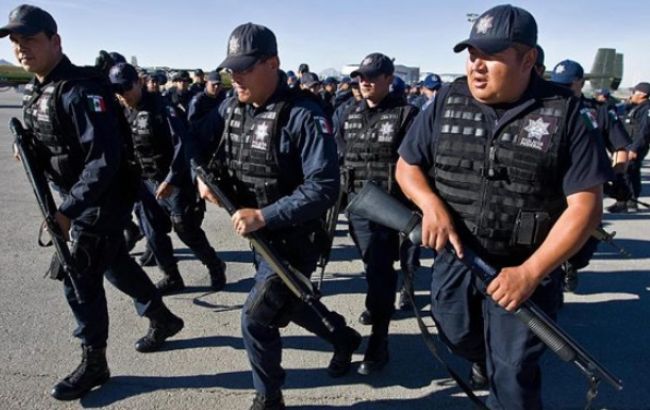Мексиканские полицейские убили в перестрелке 42 боевика наркокартеля