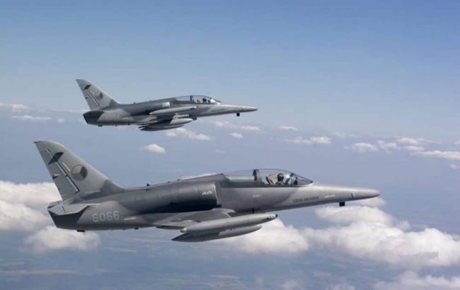 Чтобы не отдавать? Чехия загнала на долгий ремонт самолеты, которые хотела Украина