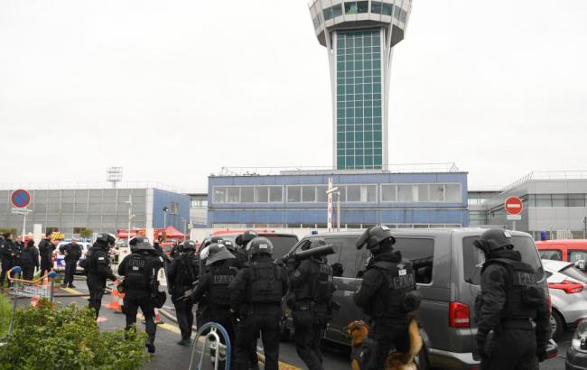 Стрілянина в аеропорту Парижа: нападник в той же день обстріляв поліцейських
