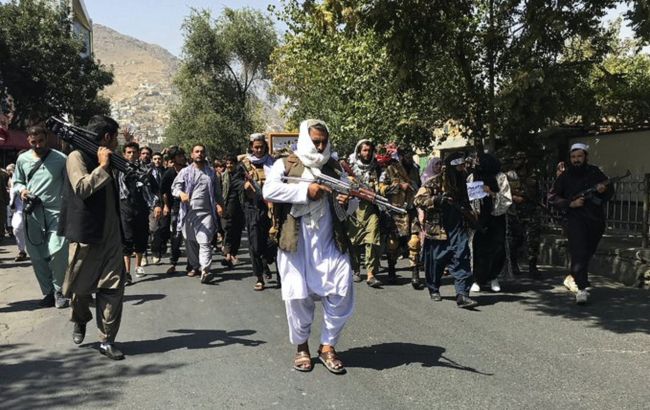 Талибы стрельбой и палками разогнали протесты в Кабуле, задержаны журналисты