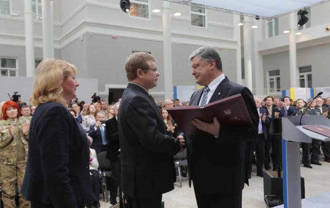Порошенко присвоил звание Герой Украины волонтеру Жемчугову