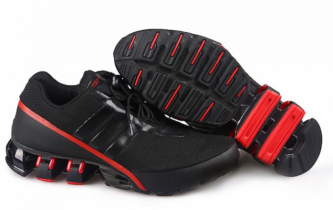 Спортивне взуття може бути не тільки якісною і зручною, але і ексклюзивної