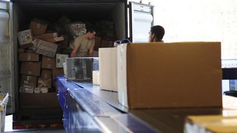 Безподаткова вартість посилок з-за кордону знижена до 100 євро