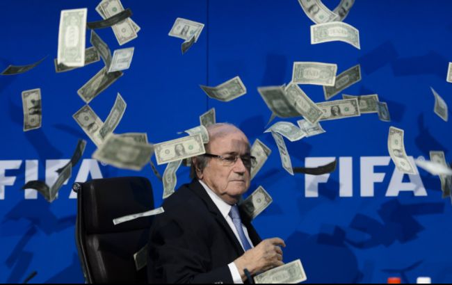 Скандал в ФИФА: Блаттера забросали долларами