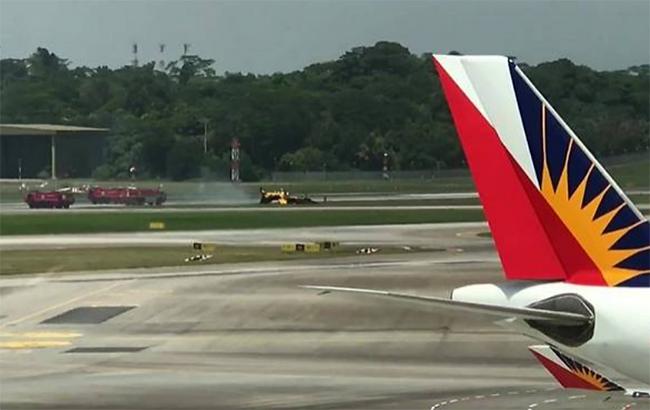 В Сингапуре во время авиашоу самолет врезался в заграждение и загорелся