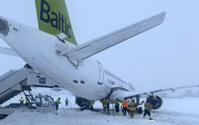 Самолет съехал с рулежной дорожки из-за плохой видимости: в аэропорту Риги произошло ЧП