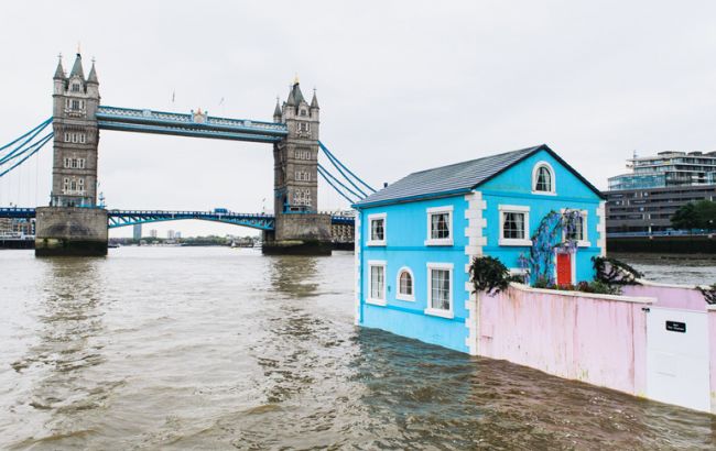 В Лондоне по Темзе запустили плавучий дом