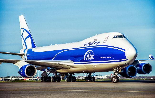 В Японии самолет совершил аварийную посадку из-за попадания молнии