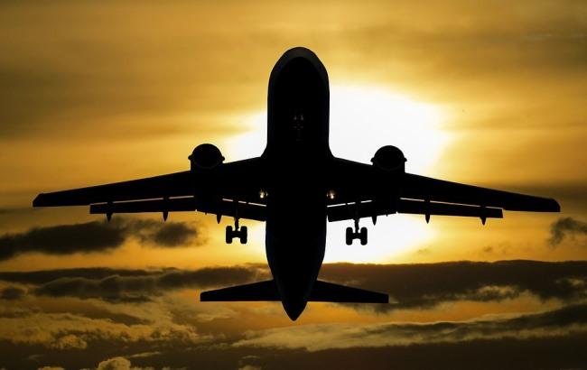 Люди теряли сознание: самолет экстренно посадили из-за запаха пассажира