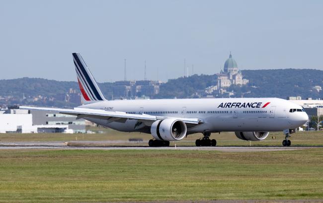 Французький літак екстрено посадили в Амстердамі через погрози у Twitter