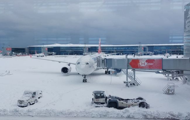 Погодный коллапс парализовал работу аэропорта. Стамбул накрыл масштабный снегопад: фото