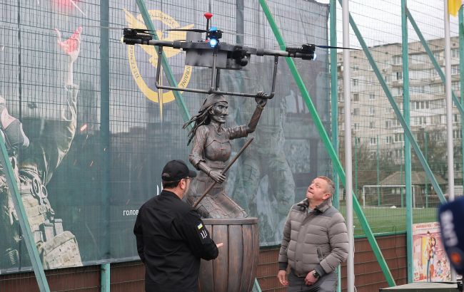 Та сама "Баба Яга". У Вишневому за участі ГУР відкрили пам'ятник легендарному дрону