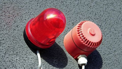 Дістався до системи оповіщення. У Чернівцях п'яний чоловік уночі включав сирени