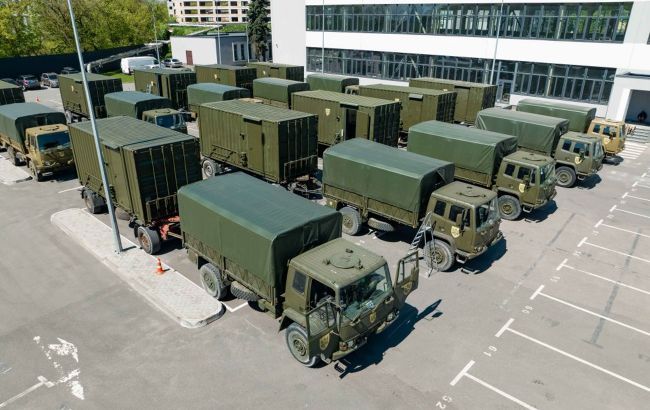 Порошенко везе військовим 25 одиниць техніки - тягачі, автомайстерні та мобільні лазні