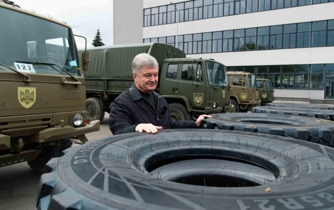 Порошенко везе на фронт нову партію техніки
