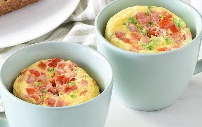 Омлет з овочами в мікрохвильовці: рецепт швидкого сніданку