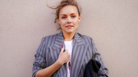 Оце так ніжки: Олена Шоптенко в ультракоротких звабливих шортах позує на сходах