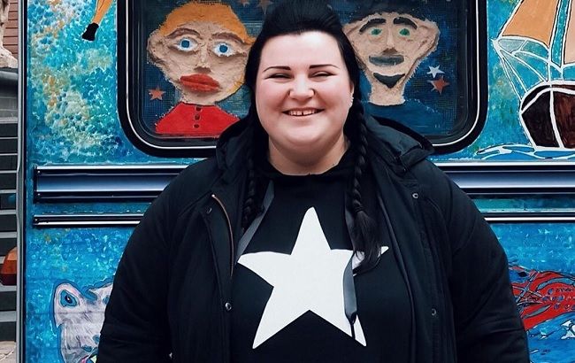 Уснула в мусоре: Alyona Alyona удивила сеть новым фото