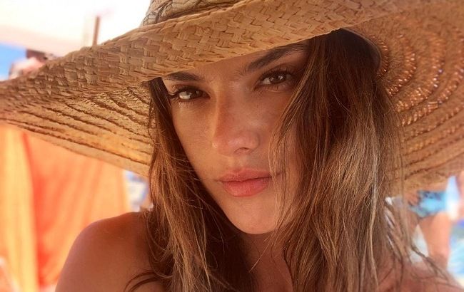 Безупречна: Алессандра Амбросио похвасталась тонкой талией и стройными ногами