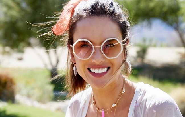 Два ангела: Алессандра Амбросио умилила экзотическим фото с дочкой