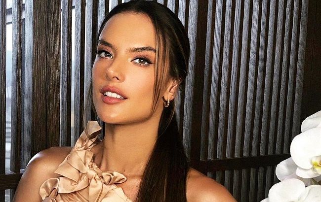 Лялечка: Алессандра Амбросіо блиснула витонченою фігурою в кокетливому платті