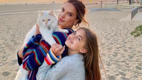 Словно двойняшки: 38-летняя Алессандра Амбросио восхитила схожестью с дочерью-подростком