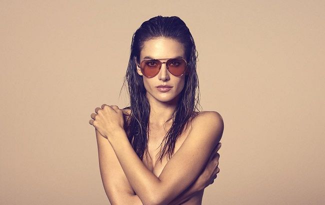 Золота рибка: 38-річна Алессандра Амбросіо спокушає пляжними знімками