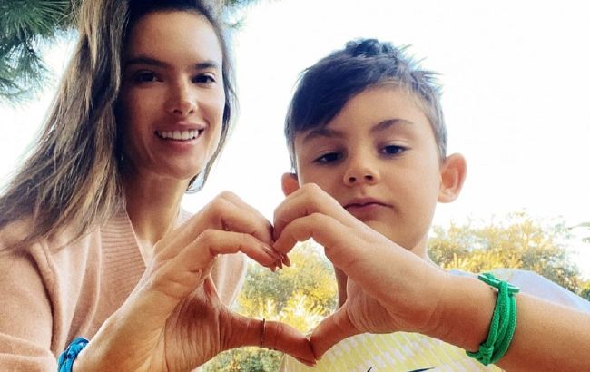 Идеальная мамочка: Алессандра Амбросио умилила сеть забавными фото с детьми